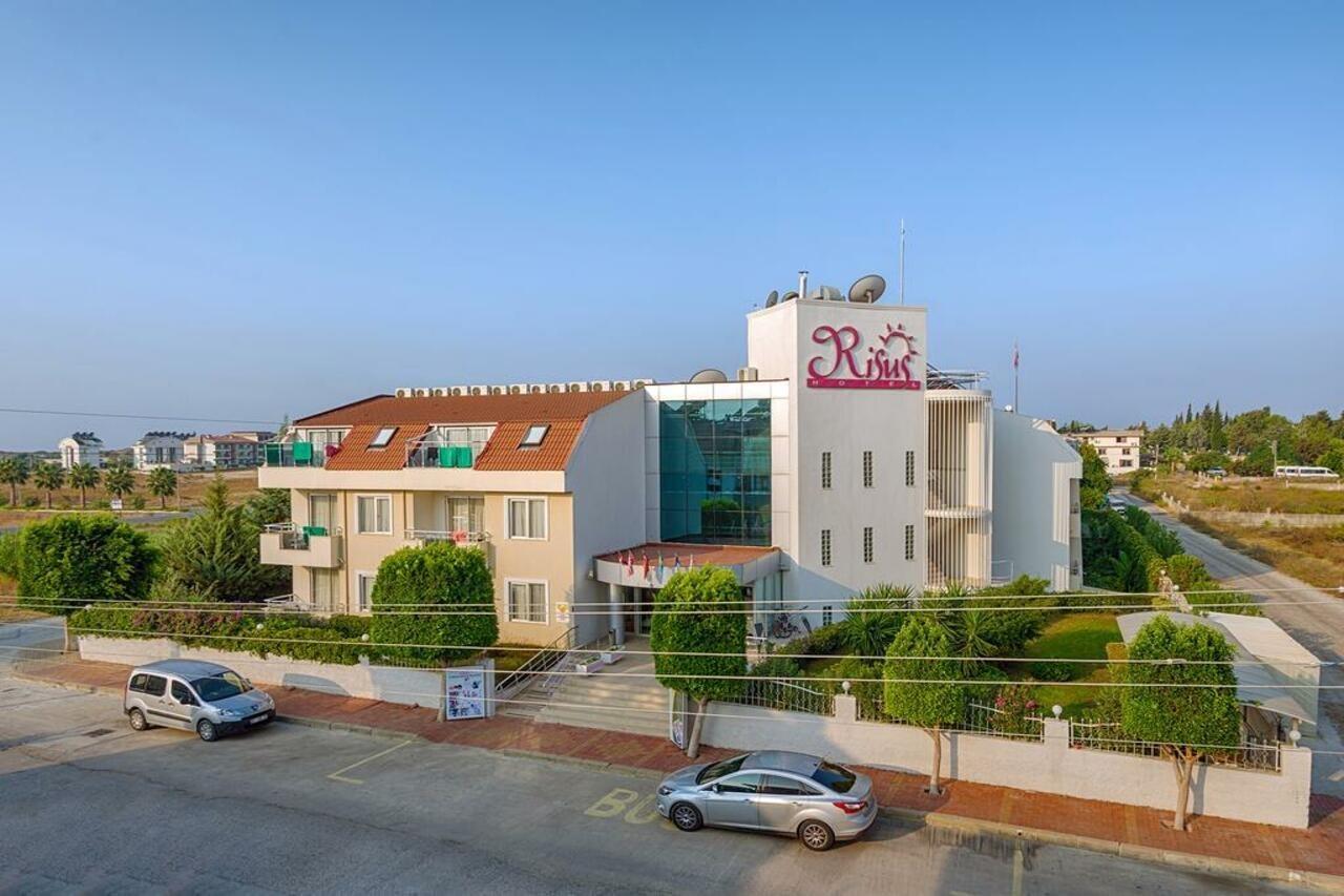 Risus Hotel Side Exterior photo