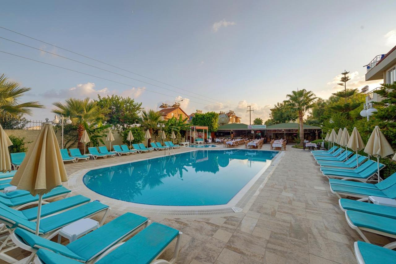 Risus Hotel Side Exterior photo