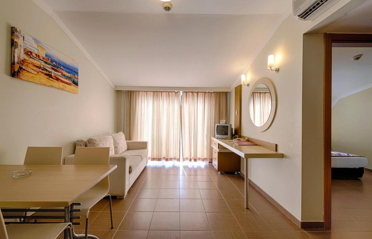 Risus Hotel Side Exterior photo