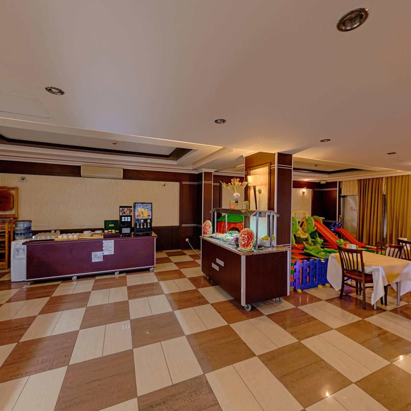 Risus Hotel Side Exterior photo